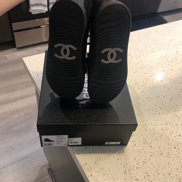 Chanel tennis shoes with leather & tweed detail - Picture 3 of 8